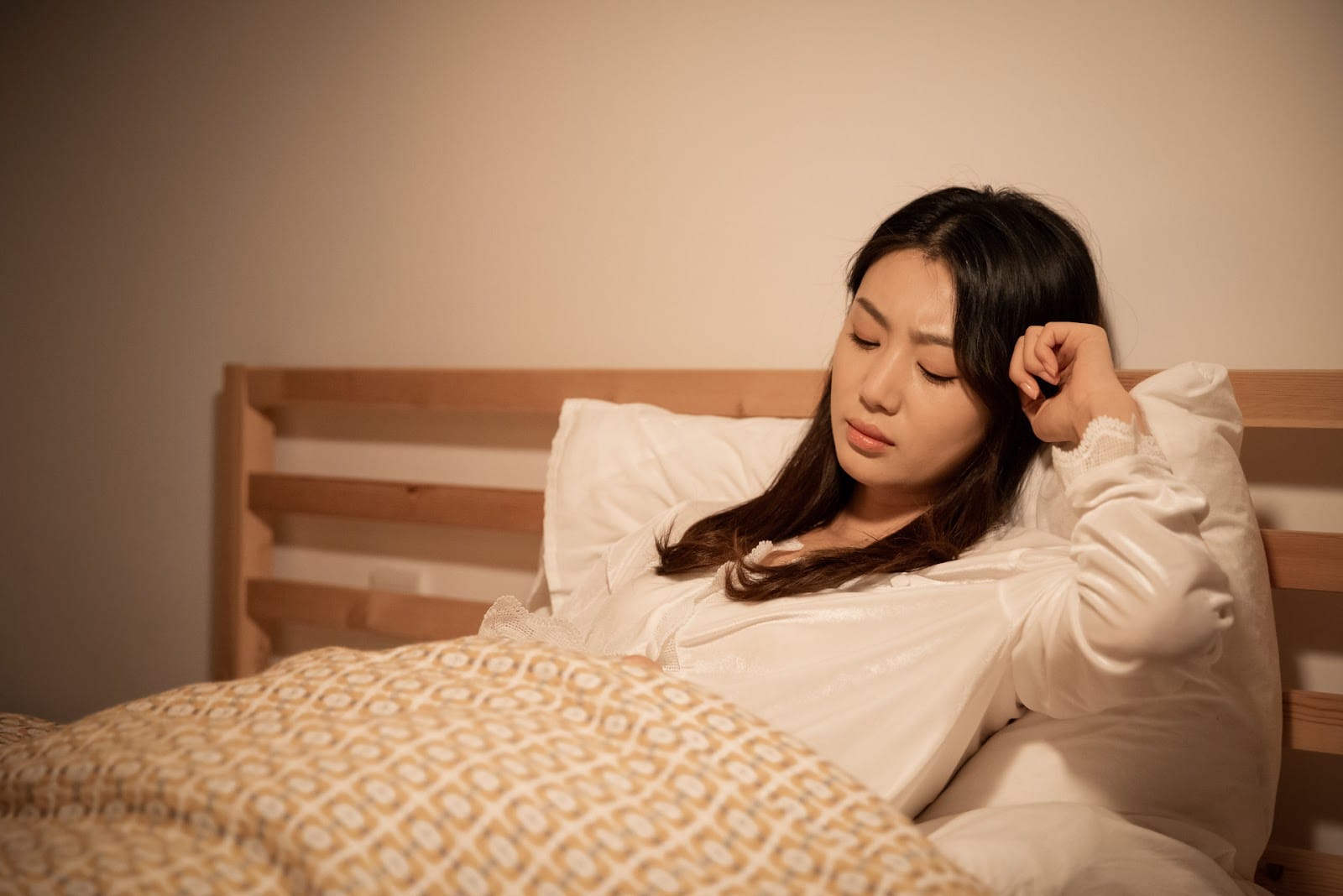 一個躺在床上難以入睡的女子
